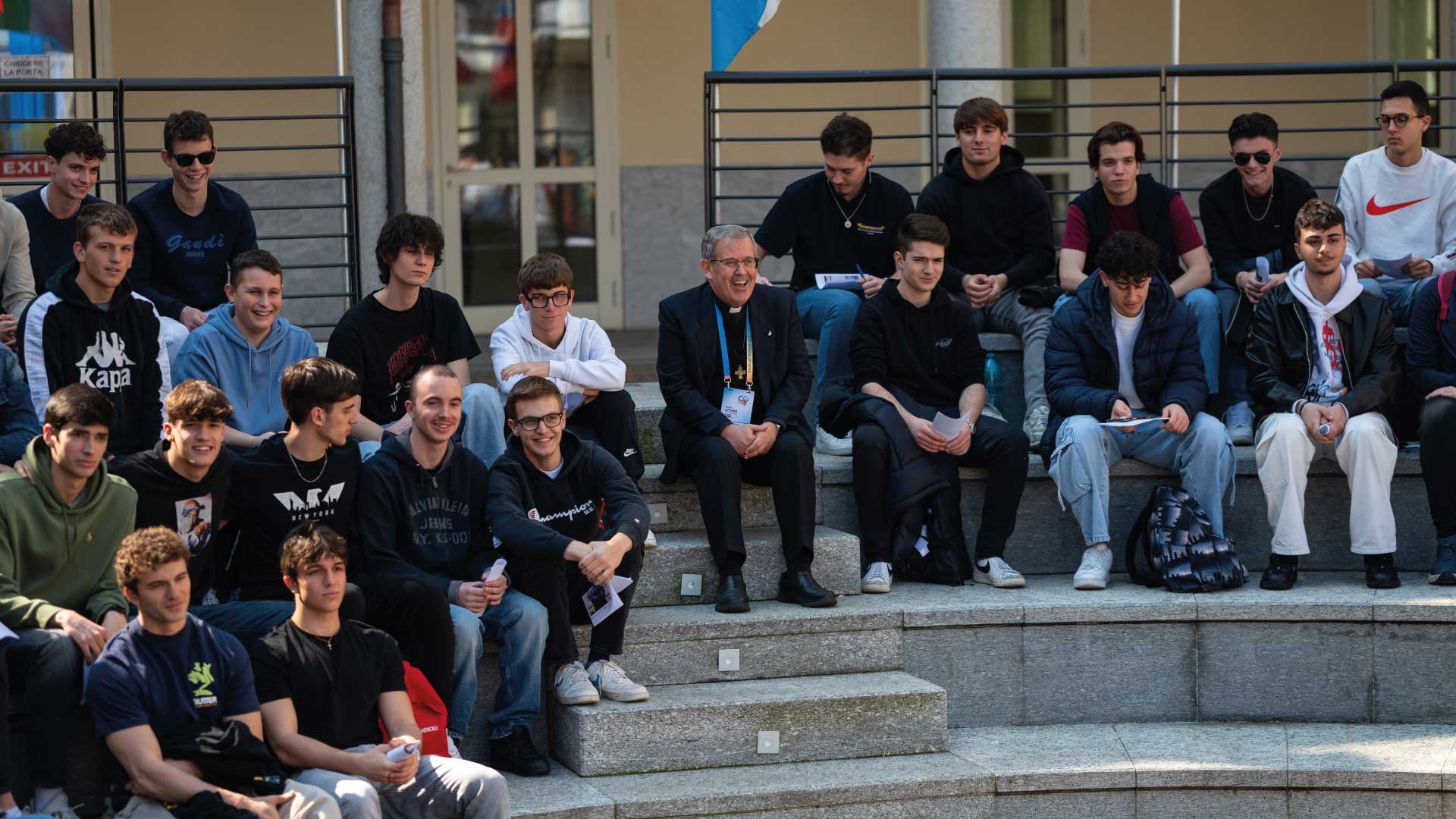 Don-Fabio-Attard-con-i-giovani